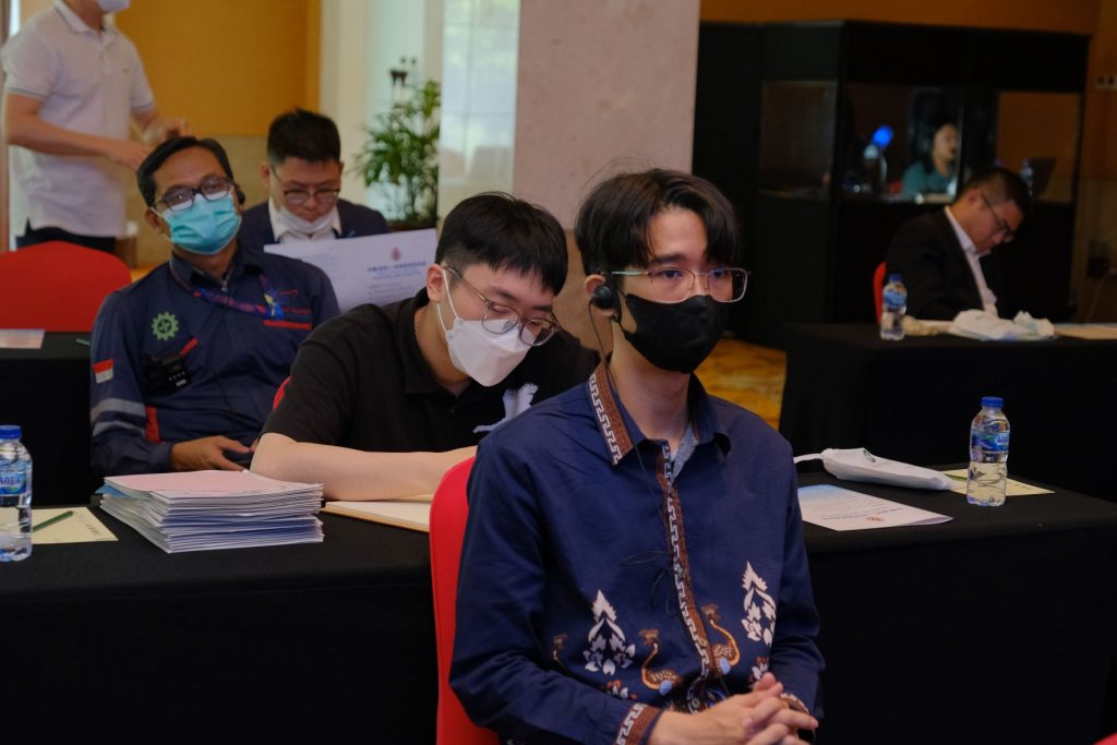 参会人员使用耳机收听会议内容
