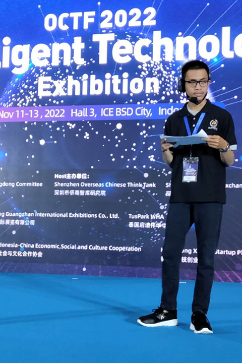 OCTF 2022 智能科技展现场，讲者在展台发言